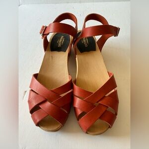 NWOB Swedish Hasbeens Magdalena
Red Leather Wooden Clogs Sandals Size EU 36